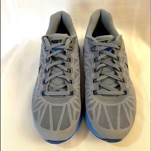 Women’s Nike Running Sneaker Size 9 EUC